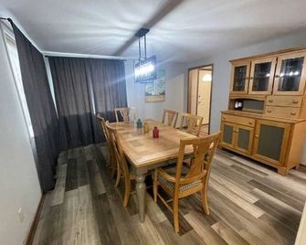 Madison Valley Getaway in Downtown Ennis, MT - Ennis - Dining room