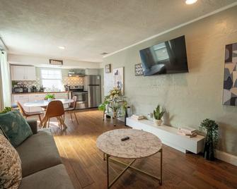 Fantastic Remodeled 1BR Close to the Beach - St. Petersburg - Living room