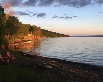 Rustic lakefront cottage - Aurora - Playa