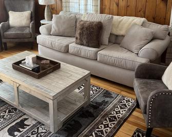 Beautiful cottage in the Lakes Region on Hermit Lake - Sanbornton - Living room
