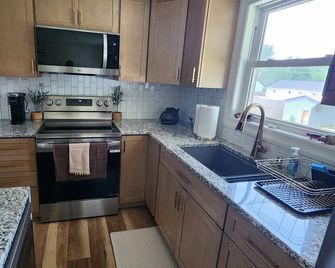 Adorable 3-bedroom 2-bath House in quiet, safe, kid/pet friendly neighborhood. - Enfield - Kitchen