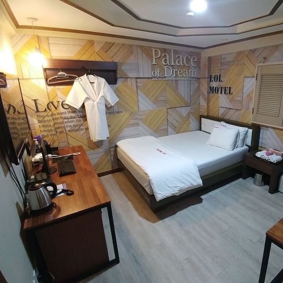 Lol Motel image 1