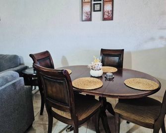 3-bedroom house in brilliant Potters Village with AC - Potters Village - Essbereich