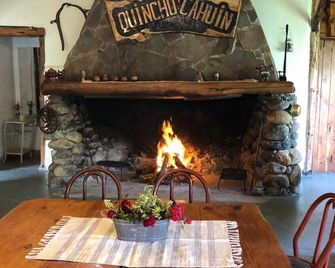 Cozy 2-bedroom house with WiFi, AC in amazing El Maiten - El Maitén - Comedor