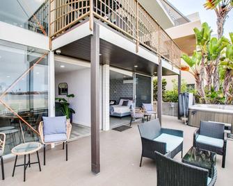 Boardwalk Studio Shared Hot Tub and Patio - San Diego - Patio