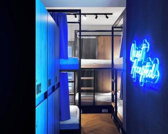 Retroverse Hostel - Athen - Schlafzimmer