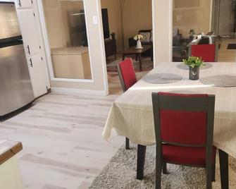 3 bedroom, 2 bathroom across from Walmart, 5 minutes to the airport & hospital. - Yellowknife - Dining room