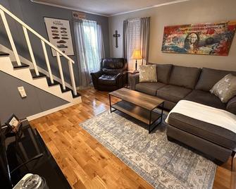 Charming New England Cape just feet from Snowmobile and ATV Trails! - Washburn - Sala de estar