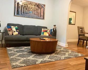 The House Hotels - W45th Backhouse - Ohio City District Home - 5 Minutes from Downtown - Cleveland - Living room
