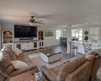 Hot Tub, Game Room, Kayaks, Pool Table, Disk Golf, Great Fishing! - Brainerd - Living room