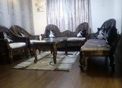 King Style Suite with attacthed drawing(Separate appartment in house - Ludhiana - Huiskamer