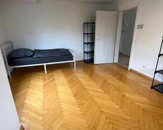 Fitters' apartment for 5 people in Stuttgart, quiet location, central, parking spaces - Stuttgart