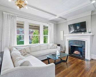 Urban Elegance Getaway - Columbus - Living room