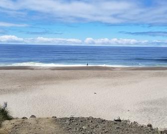 #7 - \'Vista Del Mar\' - Views and steps to the beach! Sleeps 9 - Gleneden Beach - Beach