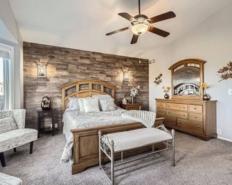 Modern 3br 3 Bath Ranch, Resort Oasis With Hot Tub,fire Pit Workspace Near Dia - Brighton - Ložnice