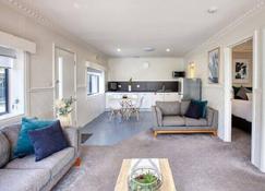 Georges Bay Apartments - St Helens - Living room
