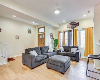 Modern Pittsburgh Home w/ Rooftop Deck & Backyard - Pittsburgh - Pokój dzienny