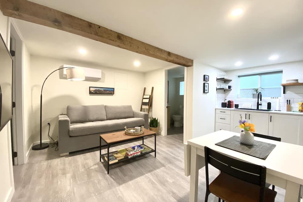 Quaint, Clean and Modern Home - ונקובר - סלון