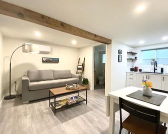 Quaint, Clean and Modern Home - ונקובר - סלון