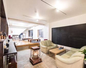 Sansan Yuzawa Backpackers - Yuzawa - Phòng khách