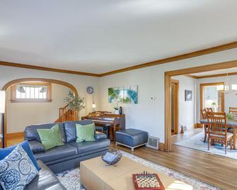 Historic Lorain Home Walk to Lake Erie! - Lorain - Sala de estar