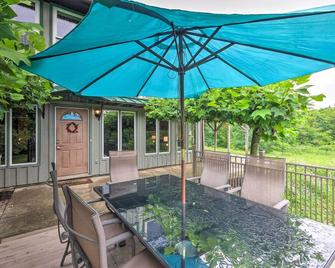 Mimis Place about Ohio Countryside Duplex with Deck - Orrville - Patio