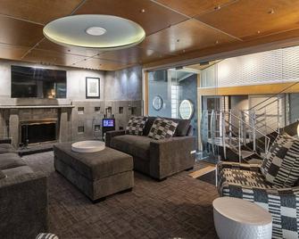 Skyline Villa Indoor Pool Hot Tub - Elkhorn - Living room