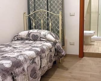 Affittacamere Raggio di sole - Taranto - Camera da letto