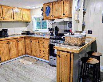 The Northwoods Den- A terrific 2-bedroom house on 9 secluded acres in Luther MI - Luther - Cocina