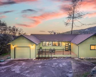 Buckeye Bungalow w hot tub/firepit/views Pet Friendly - Oakhurst - Edificio
