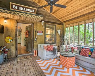 Enchanting 'Whitney Cabin' w/ Beach & Creek! - Kiln - Phòng khách