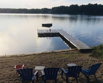 Lake Front Cottage with Family Friendly Private Beach - Three Rivers - Innenhof