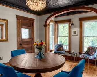 1870 Modern Renovated Farmhouse Post & Beam Barn and Charm - Montpelier - Williamstown - Dining room