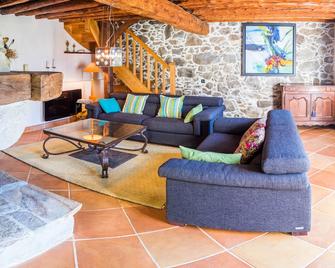 Beautiful Renovated Stone House With Large Garden In The Heart Of The Pyrenees - Surba - Sala de estar