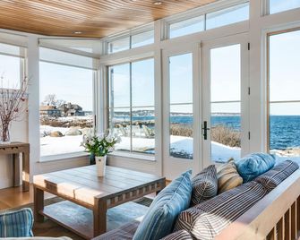 Spectacular, luxury waterfront property directly overlooking Sandy Bay. - Rockport - Obývací pokoj