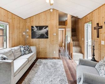Cabin 10~ Cozy Toronto Lake Cabin ~ Walk To The Water 1 Bedroom Cabin by RedAwning - Toronto - Living room