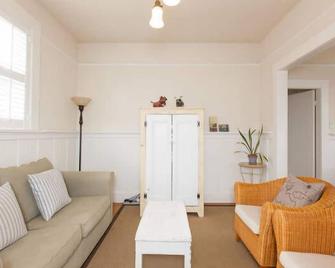 Charming Wine Country Cottage Steps from Downtown - Permit #2012-27 - Saint Helena - Phòng khách