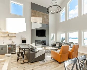 The White Pearl - Luxury Chalet W/Mountain Views - Big White - Sala de estar