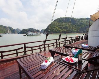 Sunlight Cruise - Ha Long - Balcón