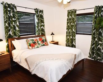 Cozy 4Bd/2Ba House with 2 Kitchens, short walk to the beach - Cape Canaveral - Bedroom