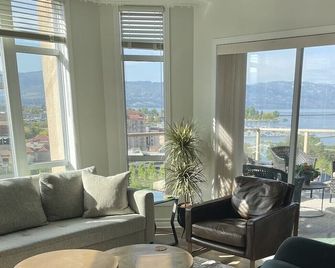 Downtown Lakefront Resort. Luxury, Amazing Water Views! Indoor & Outdoor Pools. - Kelowna - Vardagsrum