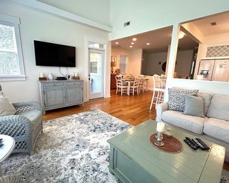 Bright Pristine Cottage Sleeps 8 Shoals and Bhi Club New Bintelli Carts - Bald Head Island - Sala de estar