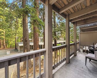 Cozy Forest Hideaway in Incline Village Private Balcony Sierra Solace by Avantstay - Incline Village - Balkon