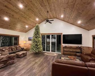 Moose Lodge - Ashton - Living room