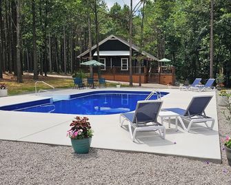 Brand new 2-bedroom cabin just outside the city limits of Clarksville. - Clarksville - Pool