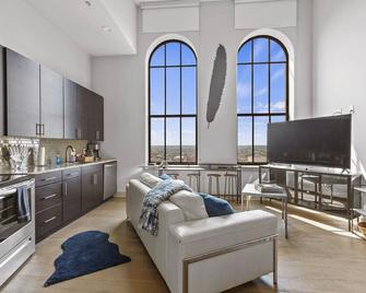 2br Distinguished Apartment Rooftop Deck & Gym - Baltimore - Living room
