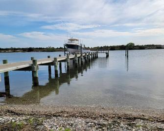 Waterfront home with Private Dock, 3 miles to Beach, Hot tub, kayaks, and swimming area, large fenced backyard, pet friendly - Cedar Point - Living room