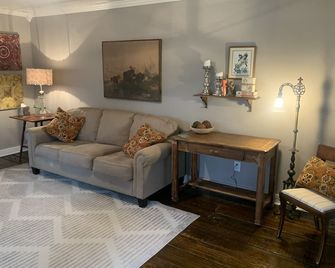 Country cottage on 3 acres right outside of town close to UTM - Martin - Wohnzimmer