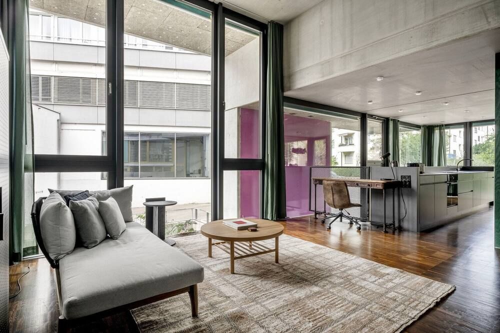 Clean Wiedikon 2BR w/ Storage & W/D, close to Market, by Blueground - ציריך - סלון