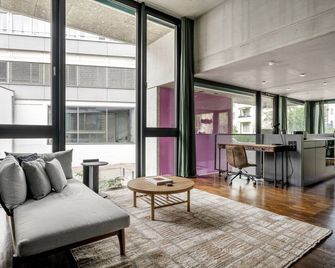 Clean Wiedikon 2BR w/ Storage & W/D, close to Market, by Blueground - ציריך - סלון